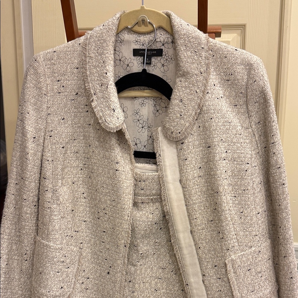 Ann Taylor Women's Elegant Cream Tweed suit. Jacket & skirt